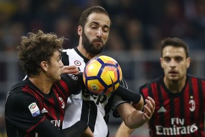 Juventus' Argentinian forward Gonzalo Higuain (C) vies with AC Milan's midfielder Manuel Locatelli during the Italian Serie A football match AC Milan versus Juventus on October 22, 2016 at the San Siro Stadium in Milan.  / AFP / MARCO BERTORELLO        (Photo credit should read MARCO BERTORELLO/AFP/Getty Images)